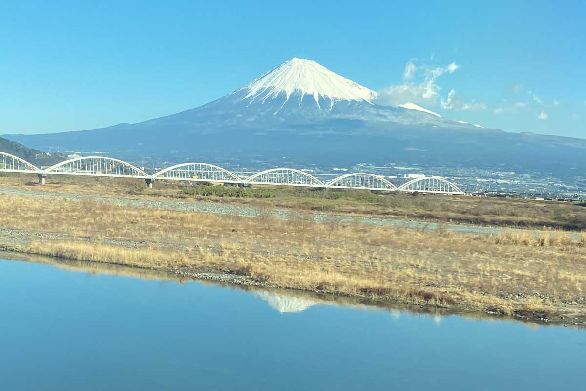 富士山を新幹線から見る
